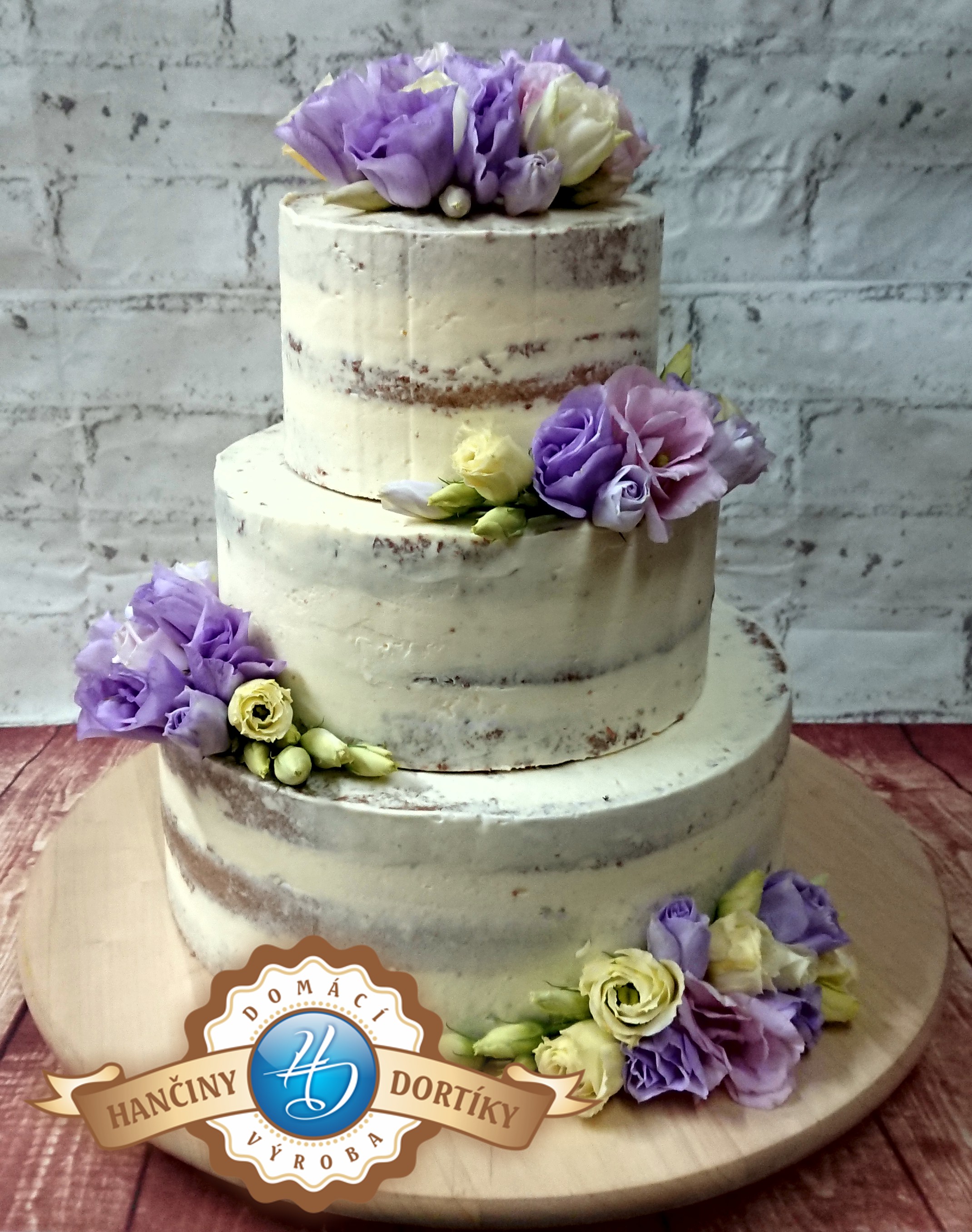 1077 - svatebni half naked cake s živými květy